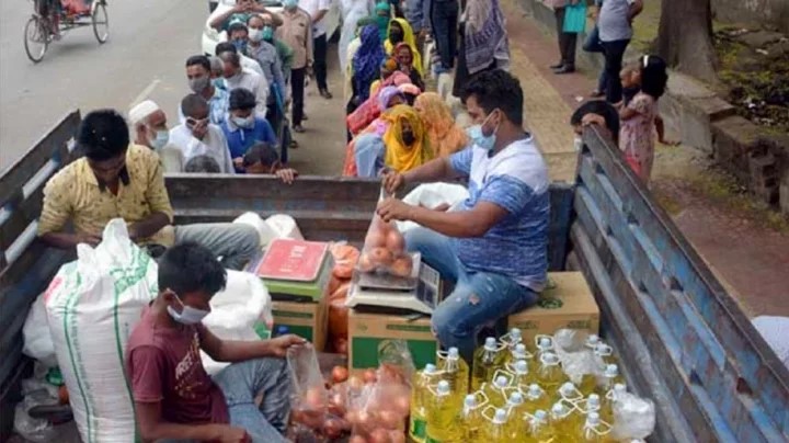 ঢাকায় ৪০ টাকায় টিসিবির আলু কিনতে ঠাসাঠাসি